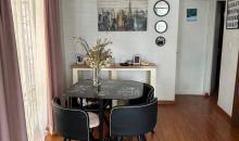 Comedor mostrando conectividad interior con 2 dormitorios, la cocina y un baño