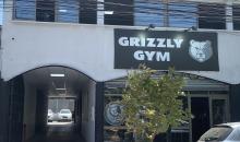 Frontis del local , con vista la estacionamiento 