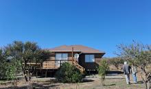vista desde la entrada. Parcela plana con casa de tres dorm y dos baños, terraza, piscina, quincho, sauna.