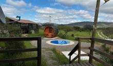 vista desde la terraza hacia la piscina y sauna