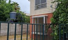 Fachada casa con pareo simple. Antejardín