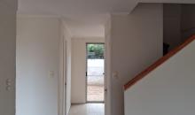 vista al comedor, escala y cocina