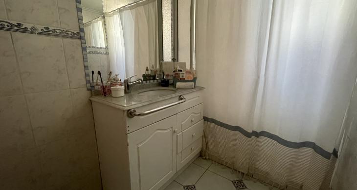 Baño principal con luz natural