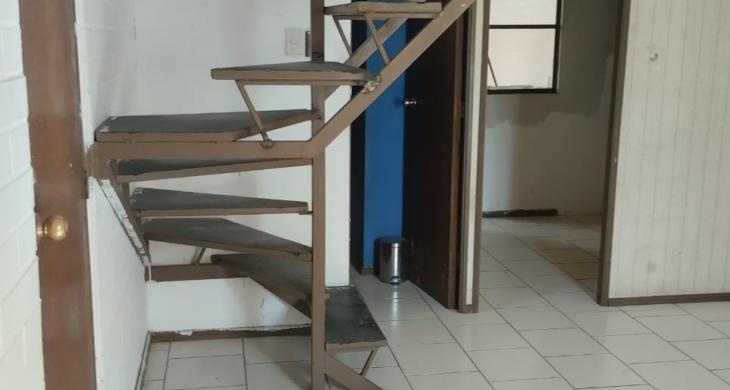 LADO ESCALERA SE ENCUENTRA EL BAÑO