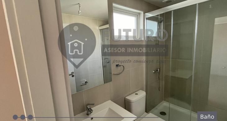 baño en segundo piso al lado de otras dos habitaciones. Cuenta con tina.