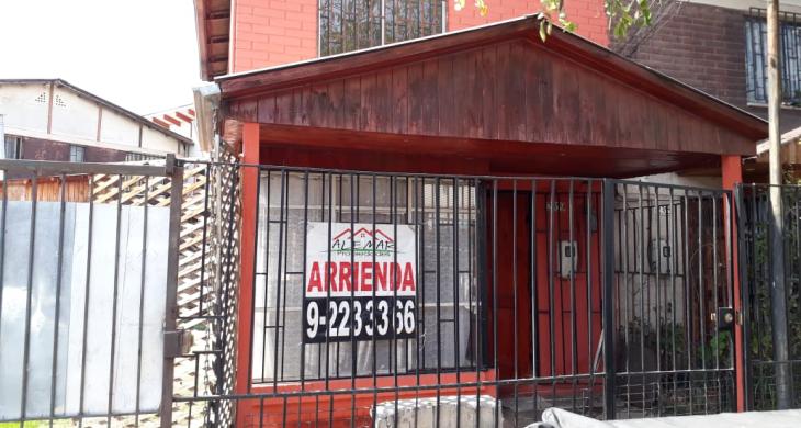 Casa de dos pisos, con protecciones en todas sus ventanas y puerta principal.  De contruccion solida, año 1994, consta de 48 m2 construidos.  Tambien cuenta con acceso vehicular hacia un amplio patio lo que da un total de 196m2 de terreno.  Cuenta con un cobertizo en su entrada principal.
