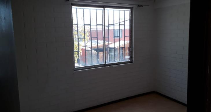 Dormitorio A, ubicado en segundo piso con vista norte (calle), cuenta con un pequeño closet.