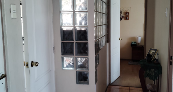 cubos de vidrios complementando la pared para dar luz al interior del departamento.