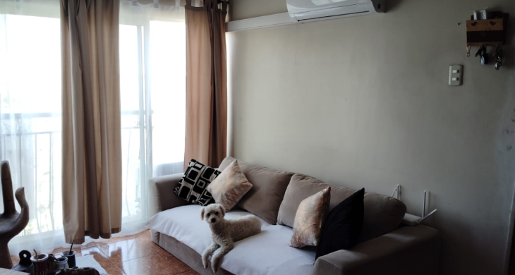 living cuenta con aire acondicionado de 12000 BTUI