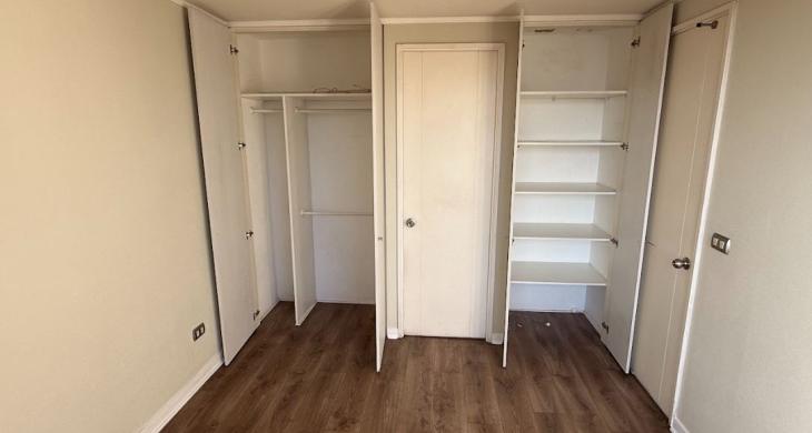 Destaca closet y cajoneras con puertas