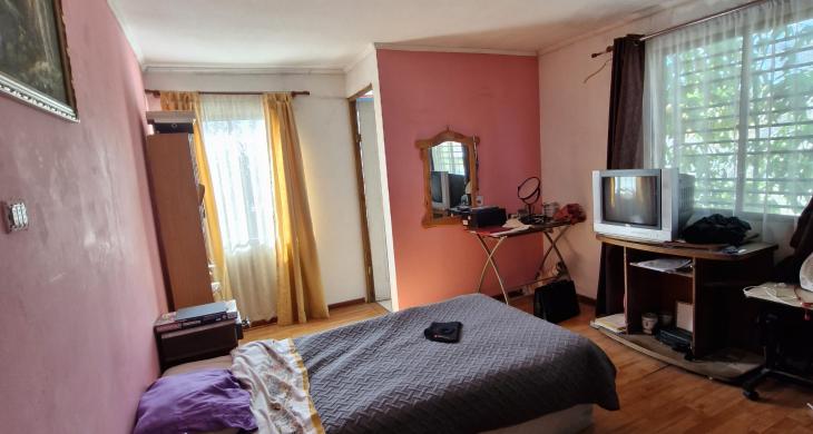 Primer dormitorio en segundo piso, es el principal, bien iluminado, baño en suite