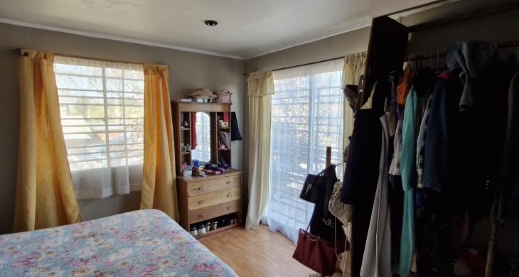 Tercer dormitorio en segundo piso con ventanas hacia el poniente y sur, colinda con juegos infantiles, sector cerrado y muy seguro