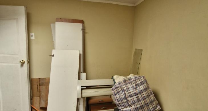 Cuarto dormitorio en segundo piso, con tragaluz