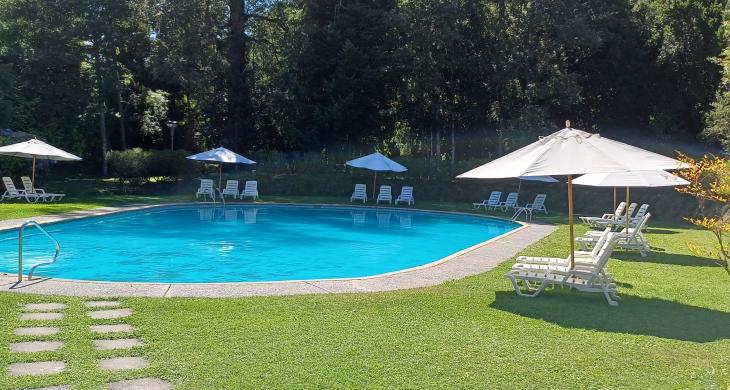 Piscina con quitasol y reposeras