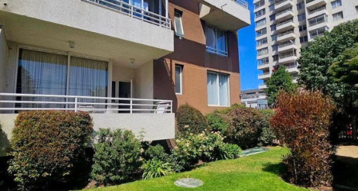 Balcon de la unidad y jardín de edificio