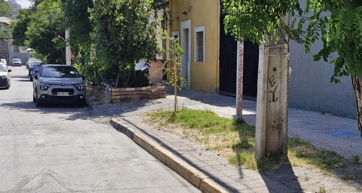 Calle Santa Elvira con poco tránsito y posibilidad de estacionar