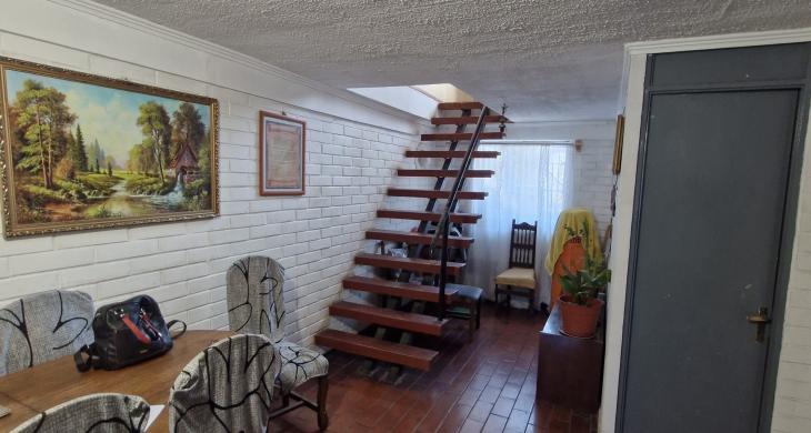 Comedor y escalera a segundo piso