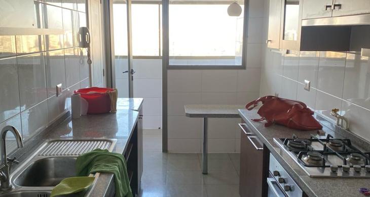 Cocina y al fondo logia