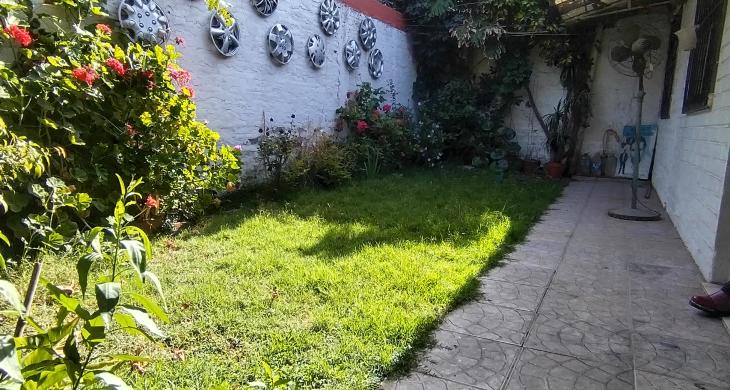 Vista desde fuera con reja alta y malla se seguridad abajo 