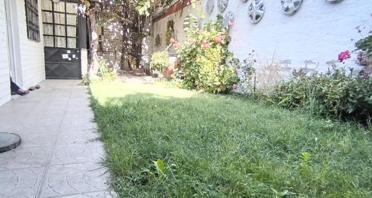Vista desde fuera con reja alta y malla se seguridad abajo 