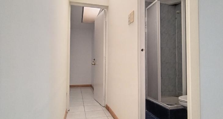 Vista desde fuera con reja alta y malla se seguridad abajo 