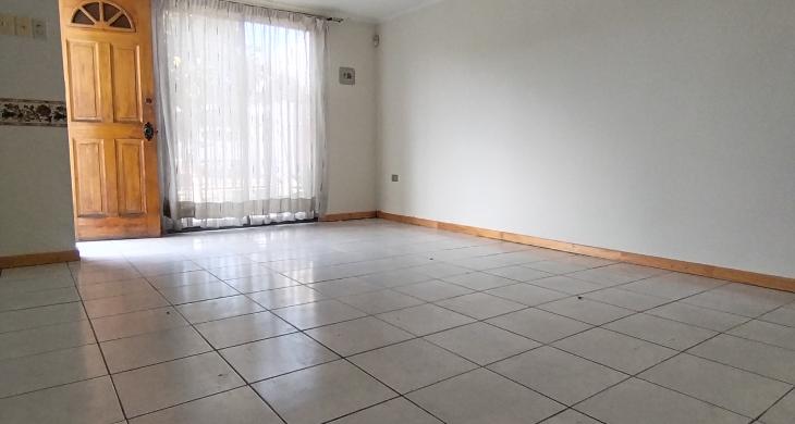 Vista desde fuera con reja alta y malla se seguridad abajo 