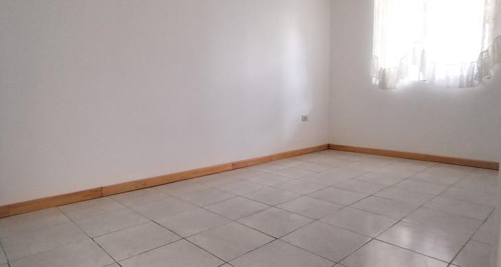 Vista desde fuera con reja alta y malla se seguridad abajo 