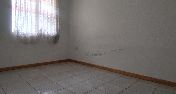 Vista desde fuera con reja alta y malla se seguridad abajo 