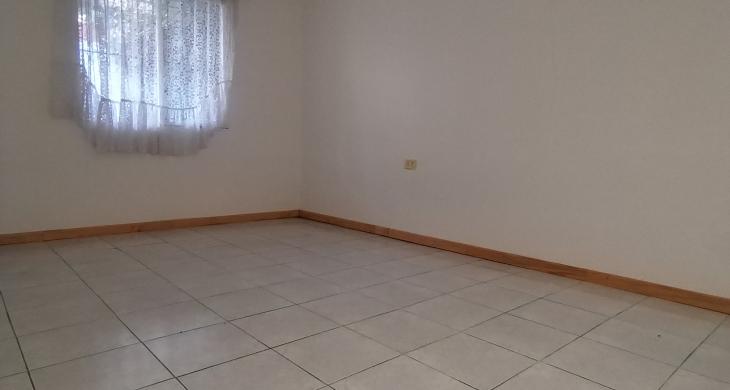 Vista desde fuera con reja alta y malla se seguridad abajo 