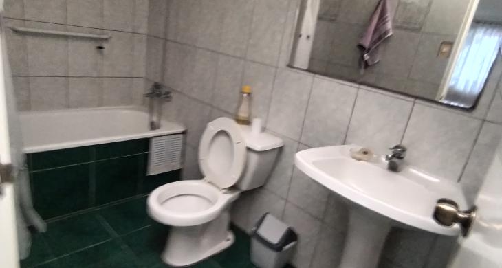 Vista desde fuera con reja alta y malla se seguridad abajo 
