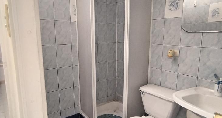 Vista desde fuera con reja alta y malla se seguridad abajo 