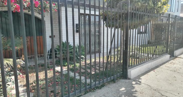 Vista desde fuera con reja alta y malla se seguridad abajo 