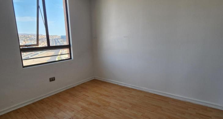tercer dormitorio con piso flotante, amplia ventana y closet 