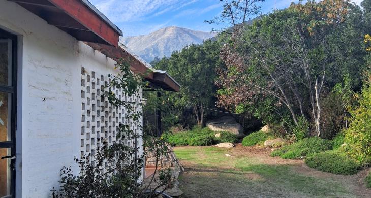 vista desde la entrada por el costado de la propiedad