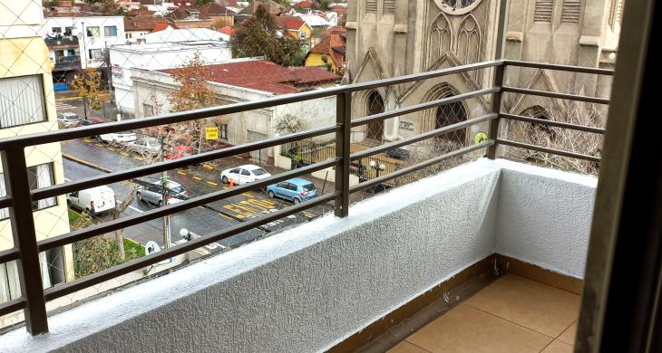 Balcon con vista panorámica, se aprecia la calle Manuel Montt  y la Parroquia Jesus Nazareno
