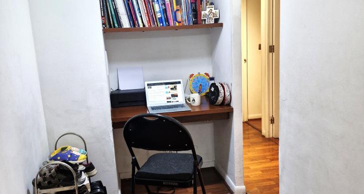 Rincón de estudio y/o trabajo con escritorio empotrado mas repisas