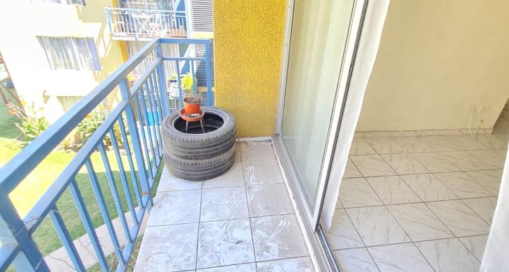 Balcón con vista a jardines del condominio