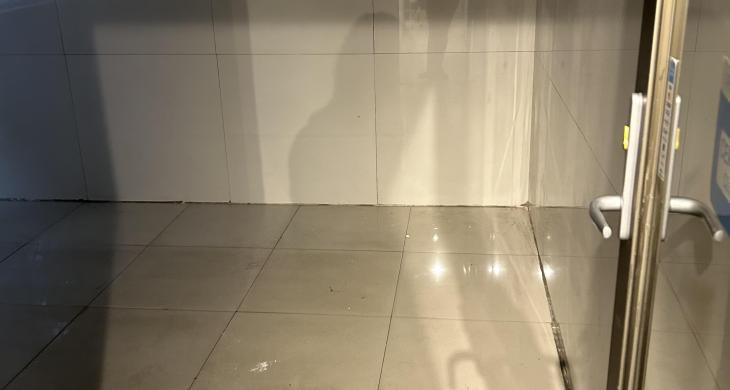 LOCAL DE 12 M2 EN SEGUNDO PISO DONDE HAY MÁS LOCALES COMERCIALES DE DIFERENTES RUBROS