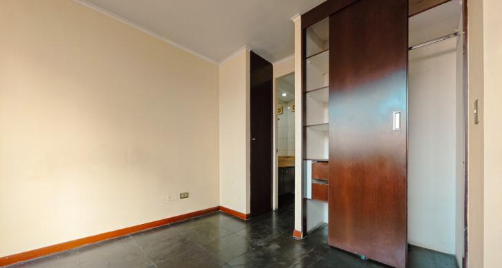 dormitorio en suite y closet