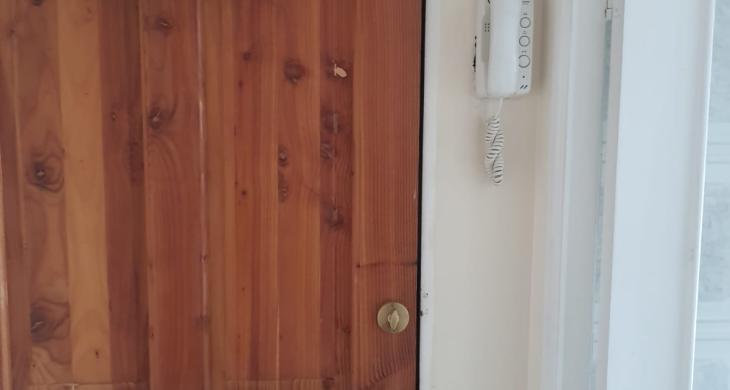 Un Reloj detrás de La puerta de Entrada.