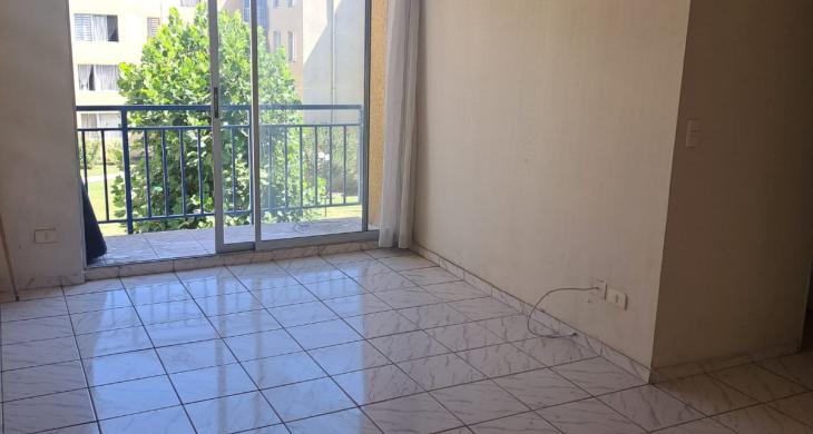 Living comedor con vista a jardines del condominio