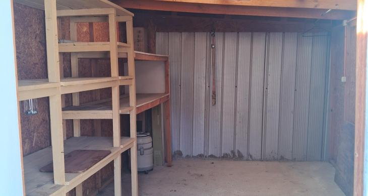 Bodega con estantería