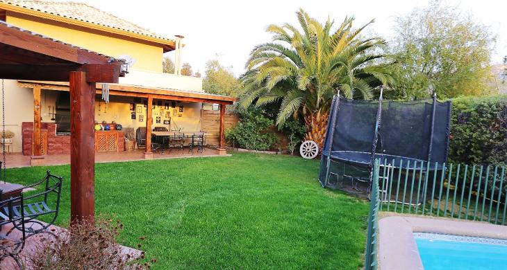 Jardín amplio con piscina
