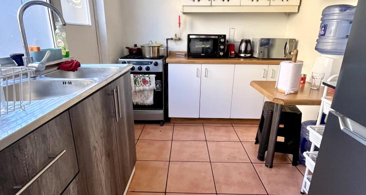 Cocina aislada, amplia, gran ventilación con acceso al patio.
