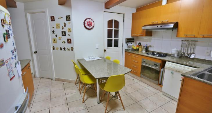 Cocina amplia e iluminada