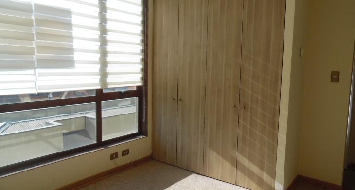 dormitorio principal en suite con wolking closet