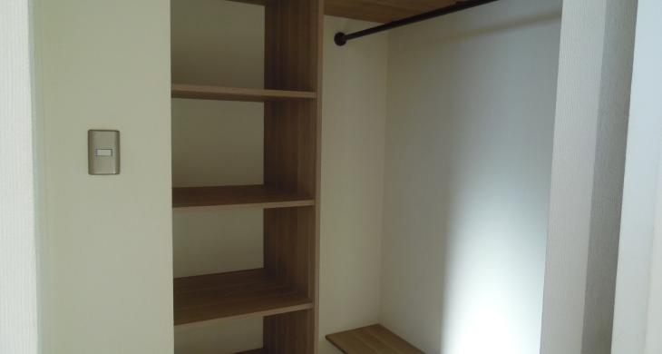 dormitorio en suite con wolking closet