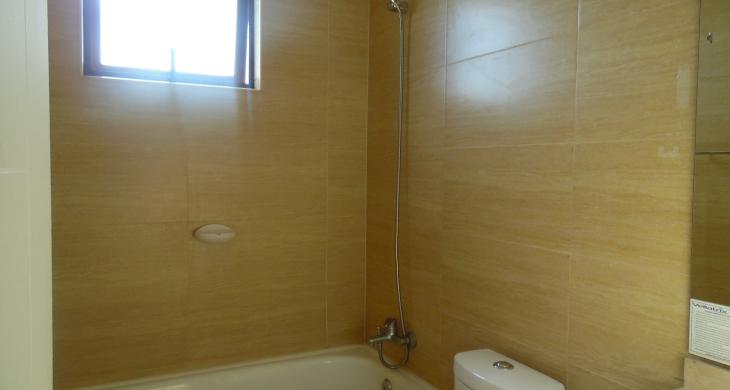 dormitorio en suite con wolking closet