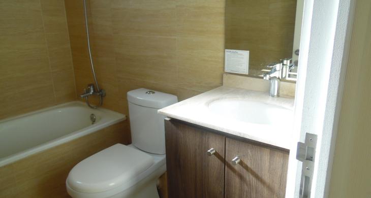 dormitorio en suite con wolking closet