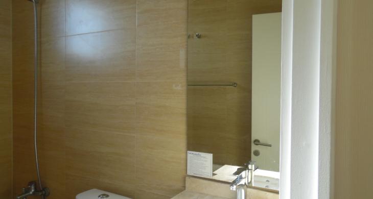 dormitorio en suite con wolking closet